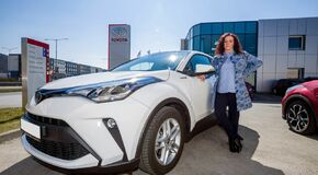 Na Slovensku predala Toyota už 10 000 hybridných vozidiel. Majiteľka hybridnej Toyoty C-HR s jubilejným číslom má už svoje auto doma